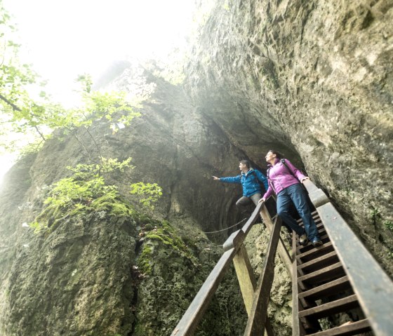 An der Buchenlochhöhle am Eifelsteig, © Eifel Tourismus GmbH, D. Ketz