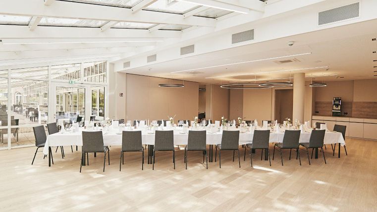 Der Wintergarten des Seehotels Maria Laach lädt nicht nur für private Feiern ein, auch für Tagungen wird diese lichtdurchflutete Räumlichkeit gerne verwendet.
