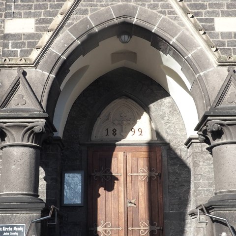 Evangelische Kirche Mendig - Eingang, &copy; VG Mendig/Neideck