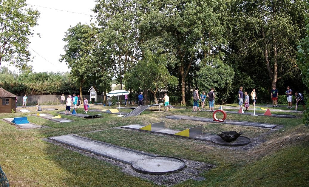 Belebter Minigolfplatz im Sommer - Hotel HANSA, © Rüber
