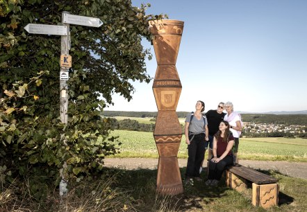 Wanderer blicken auf Keramiks&auml;ule, &copy; Vulkanregion Laacher See, Jan-Gerrit Baumann