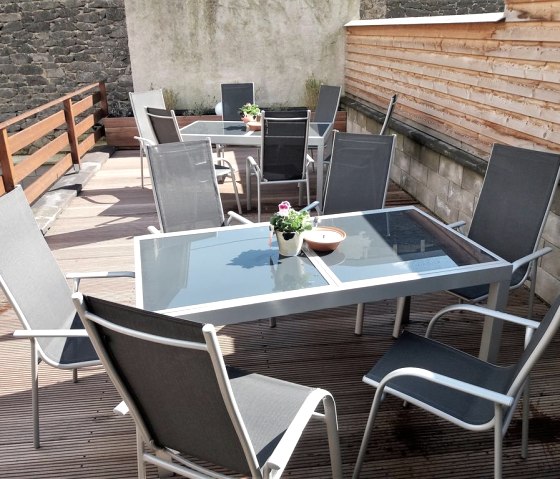 Terasse hinter dem G&auml;stehaus