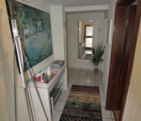 Eingangsbereich mit Garderobe, &copy; Herbert Birnberg