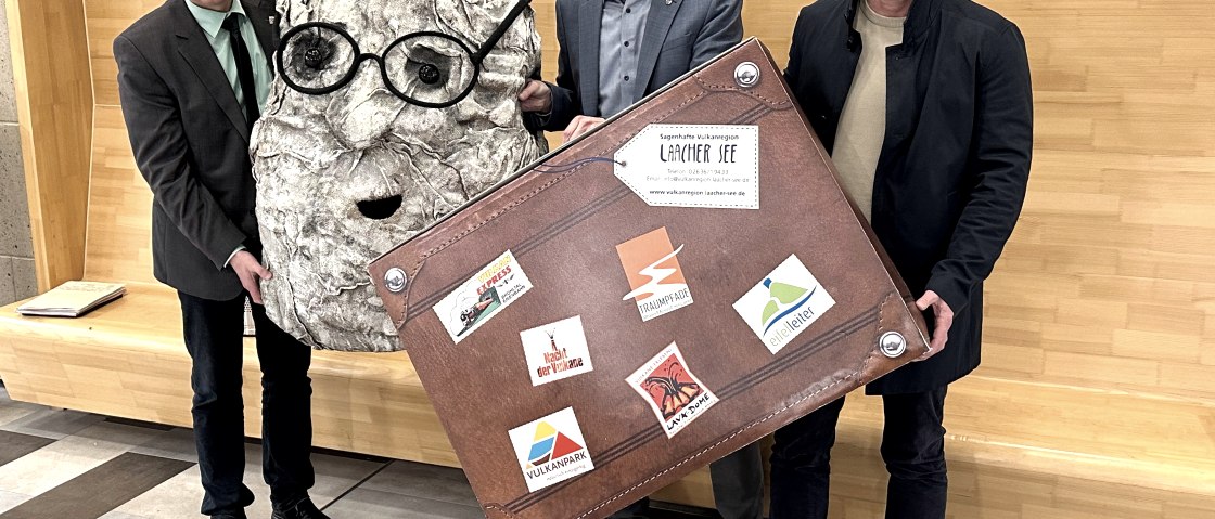 Mit Optimismus ins Jubil&auml;umsjahr des Zweckverbandes Ferienregion Maria Laach (von links): Johannes Bell, B&uuml;rgermeister VG Brohltal und stellvertretender Verbandsvorsteher, Sebastian Busch, B&uuml;rgermeister VG Pellenz und Verbandsvorsteher, und J&ouml;rg Lempertz, B&uuml;rgermeister VG Mendig und stellvertretender Verbandsvorsteher. Foto: Stefan Pauly/VG-Verwaltung Mendig, &copy; Stefan Pauly/VG-Verwaltung Mendig