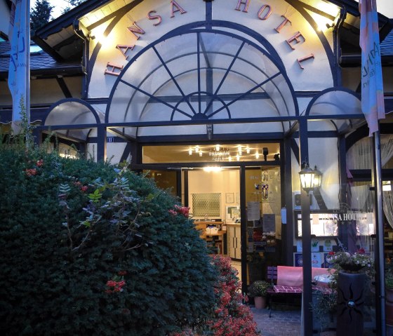 Abendstimmung am Eingang des HANSA Hotels, © A. Rueber
