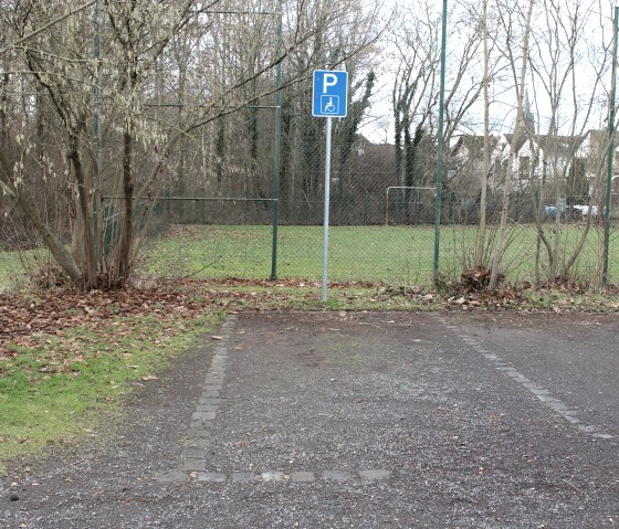 Parkeerplaats voor gehandicapten bij de Entenweiher-vijver, © VG Pellenz/Chagas da Silva