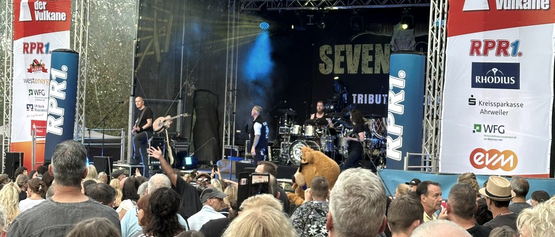 Die Volbeat-Tribute-Band „Seven Shots“ brachte die Fans auf Betriebstemperatur. Foto: Stefan Pauly/VG-Verwaltung Mendig, © Stefan Pauly, VG Mendig