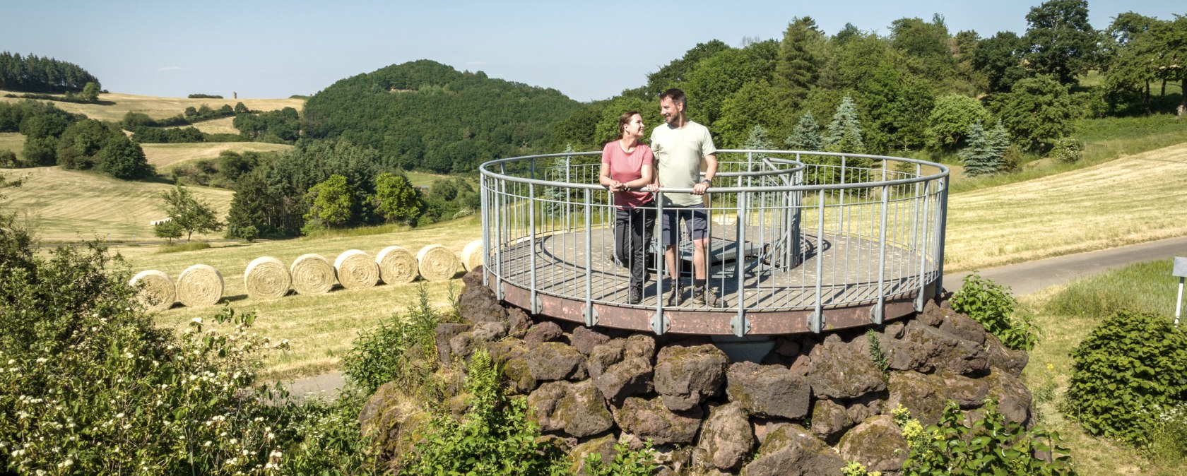 Wanderer im Geogarten am Bahnhof Engeln, &copy; Eifel Tourismus GmbH, Dominik Ketz