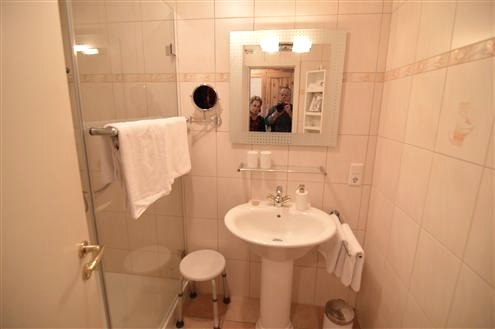 Tweepersoonskamer suite Slot Olbrück badkamer