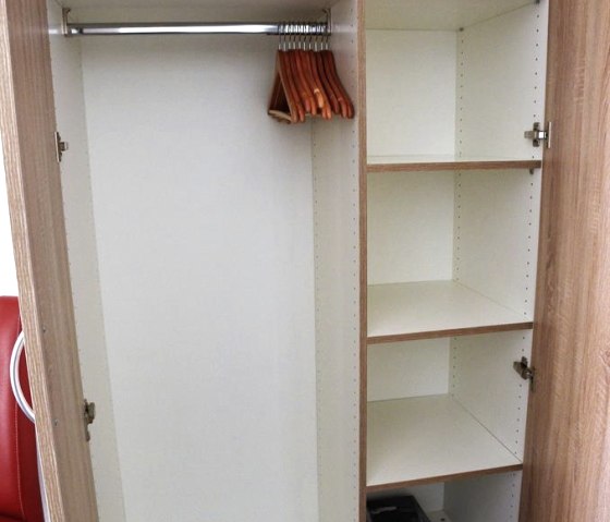 Kleiderschrank mit F&ouml;n