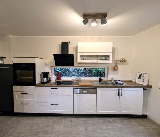 K&uuml;chenzeile mit Fenster zum Kr&auml;utergarten