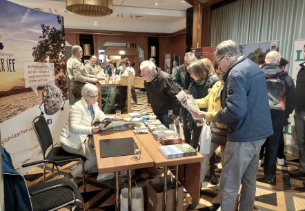 Die interessierten G&auml;ste informierten sich ausgiebig am Infostand der Vulkanregion Laacher See, &copy; Vulkanregion Laacher See; Oelsberg 