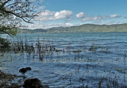 Laacher See mit Blick auf das Kloster Maria Laach, &copy; Benediktinerabtei Maria Laach