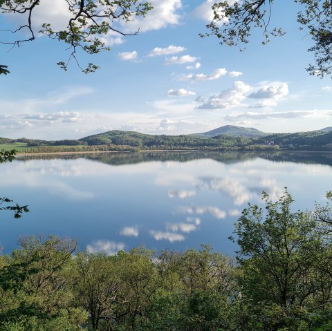 Le lac de Laach sous un ciel bleu, &copy; Vulkanregion Laacher See, Jan-Gerrit Baumann & Frederik Leersch