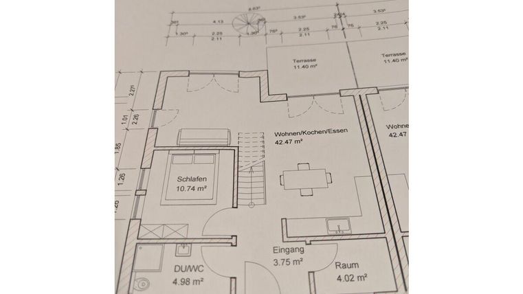 Ein Grundriss eines Hauses mit verschiedenen Räumen. Die Fläche und Abmessungen der einzelnen Räume sind angegeben.