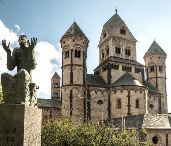 Skulptur an der Abteikirche Maria Laach, © Eifel Tourismus GmbH, D. Ketz