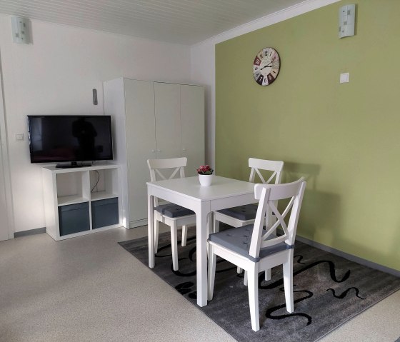 Schlaf- und Wohnraum in der kleinen Ferienwohnung