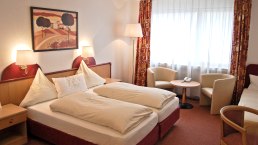 Dreibettzimmer als Beispiel mit Sitzgruppe, © A. Rüber