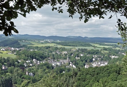 Panoramic view of Burgbrohl with church in the center, surrounded by green countryside and hills., &copy; TI Vulkanregion Laacher See