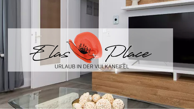 Ein modernes Wohnzimmer mit einem Fernseher und einem Holzmöbelstück. Die Einrichtung ist hell und einladend.