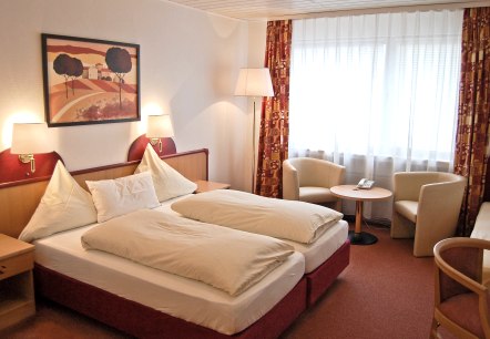 Dreibettzimmer als Beispiel mit Sitzgruppe, © A. Rüber