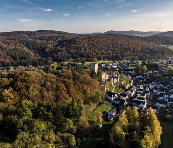 Vue sur Kerpen avec le château de Kerpen sur le sentier de l'Eifel, © Eifel Tourismus GmbH, D. Ketz