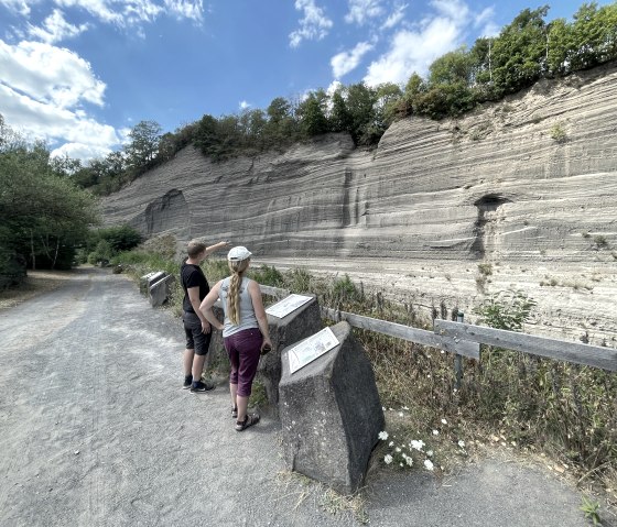 Infotafeln an der Wingertsbergwand, &copy; Vulkanregion Laacher See/Hausberg
