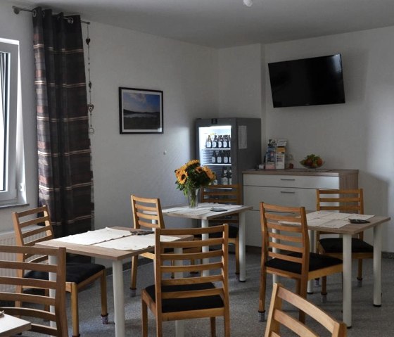 Getr&auml;nkek&uuml;hlschrank im Fr&uuml;hst&uuml;cksraum