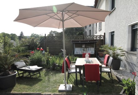 Gartenplatz mit Teich und Hollywoodschaukel, &copy; Herbert Birnberg