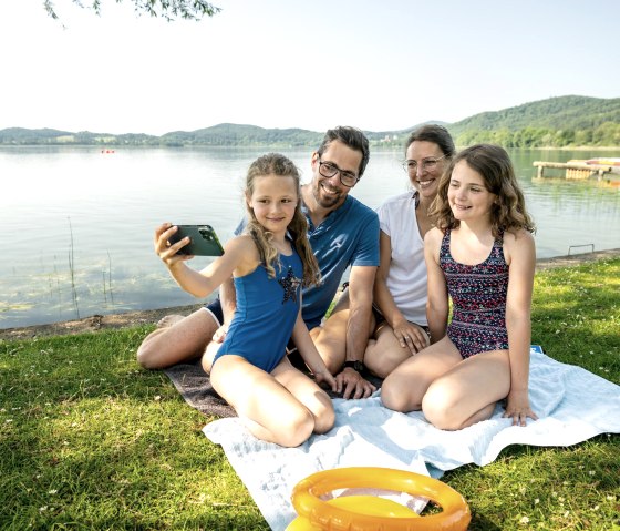 Pique-nique sur la plage du camping Laacher Se, © Eifeltourismus GmbH, Dominik Ketz