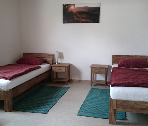 Schlafzimmer, Betten als Einzelbett gestellt, in der gro&szlig;en Ferienwohnung