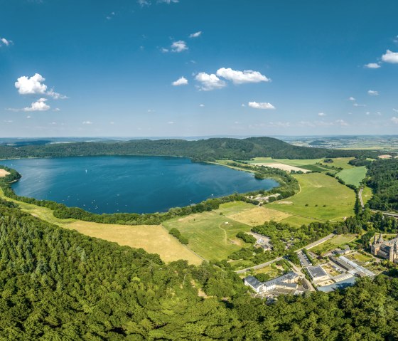 Luchtfoto van het meer van Laach, © Eifel Tourismus GmbH, Dominik Ketz