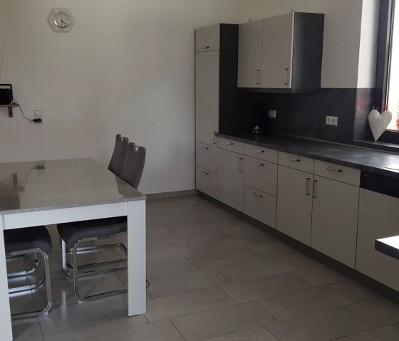 Küche mit Esstisch in der großen Ferienwohnung