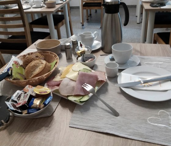 Fr&uuml;hst&uuml;ck am Tisch, nach Wunsch zubereitet