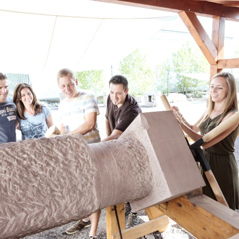 Wir bauen einen Palast, Steindrehbank, &copy; Vulkanpark GmbH/Simon_Zimpfer