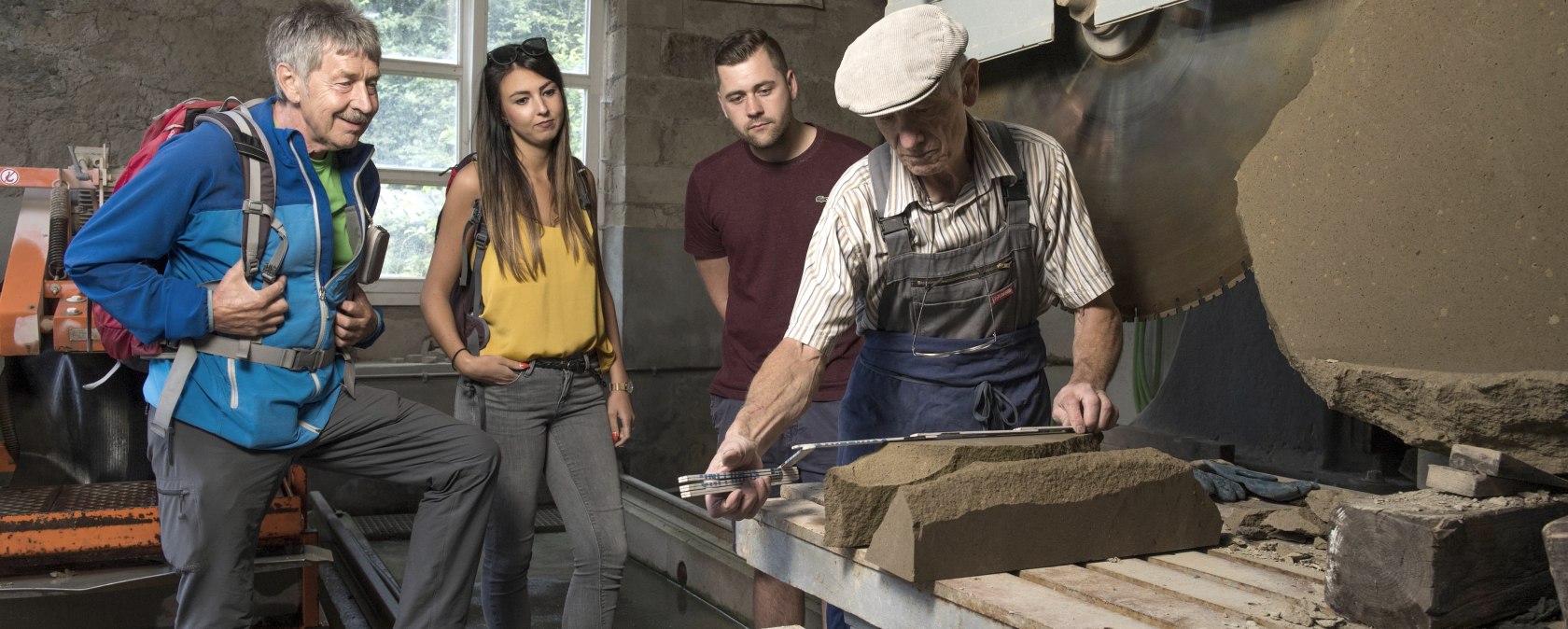 Steinmetz bei der Arbeit, © Vulkanregion Laacher See