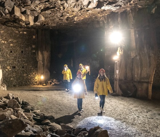 Mit Taschenlampe unterwegs im Lavakeller Mendig, &copy; Eifel Tourismus GmbH, D. Ketz