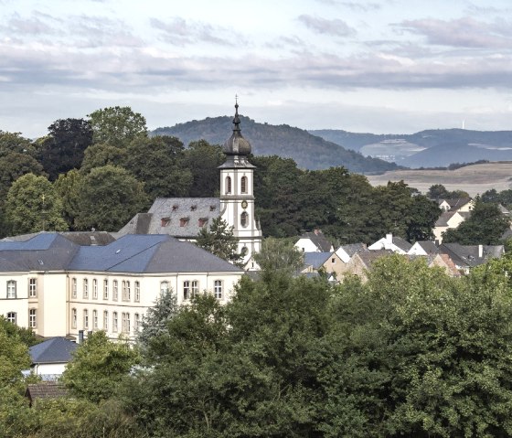 Blick auf Saffig mit Barockkirche, &copy; Kappest/VG Pellenz