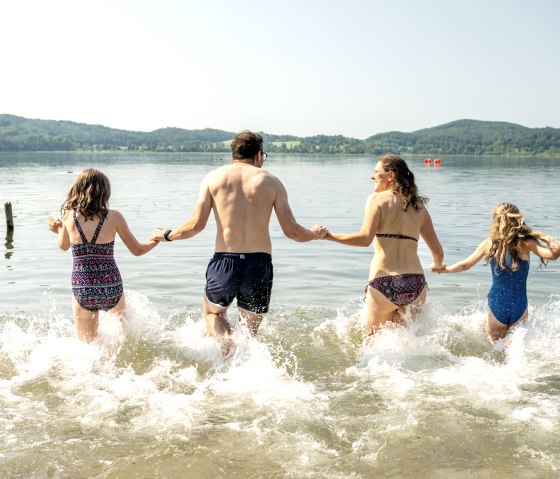Baignade au camping, © Eifeltourismus GmbH, Dominik Ketz