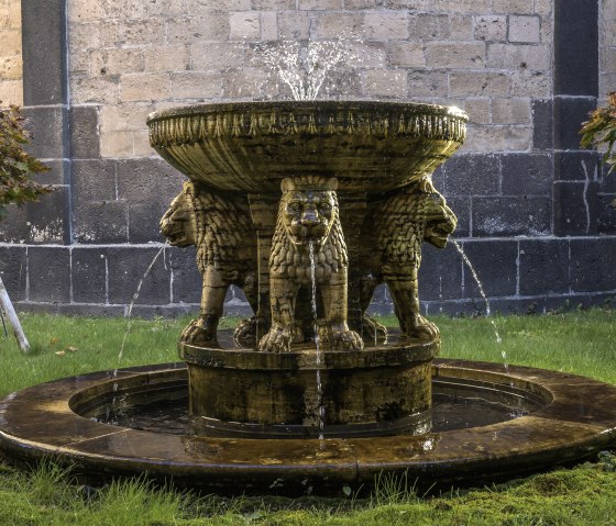 Brunnen vor Abteikirche, &copy; Vulkanregion Laacher See, Kappest
