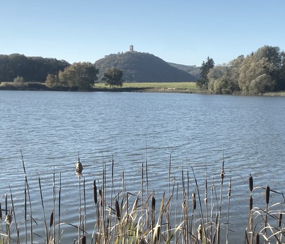 Rodder Maar mit Burg Olbr&uuml;ck, &copy; OG Oberzissen, Christof B&uuml;rger