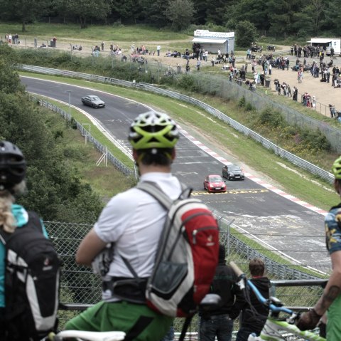 La randonn&eacute;e &agrave; v&eacute;lo sur l'itin&eacute;raire Vulkan-Rad-Route Eifel passe par le N&uuml;rburgring, &copy; TI Hocheifel-N&uuml;rburgring/R. Schanze