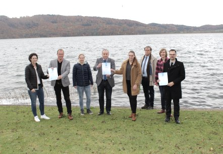 Freuen sich &uuml;ber die Auszeichnung zum Lieblingssee in RLP 2021, B&uuml;rgermeister und Mitarbeiter des Zweckverbandes Ferienregion Laacher See, Kloster und Campingplatz Maria Laach, &copy; Vulkanregion Laacher See
