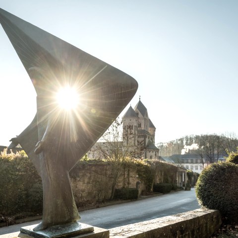 Sonnenaufgang an der Abteikirche Maria Laach, © Eifel Tourismus GmbH, D. Ketz