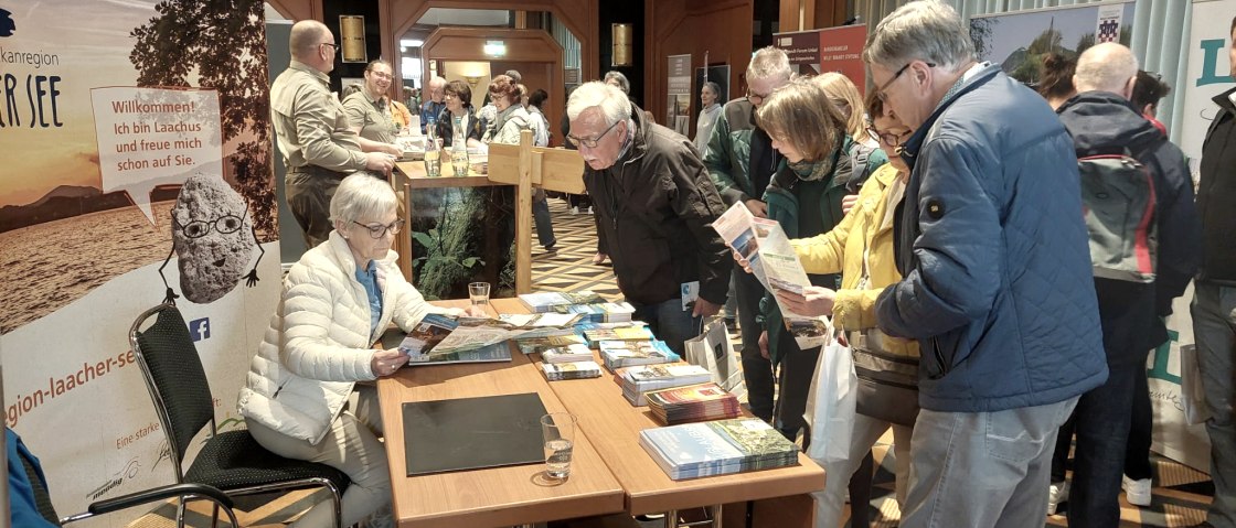 Die interessierten Gäste informierten sich ausgiebig am Infostand der Vulkanregion Laacher See, © Vulkanregion Laacher See; Oelsberg 