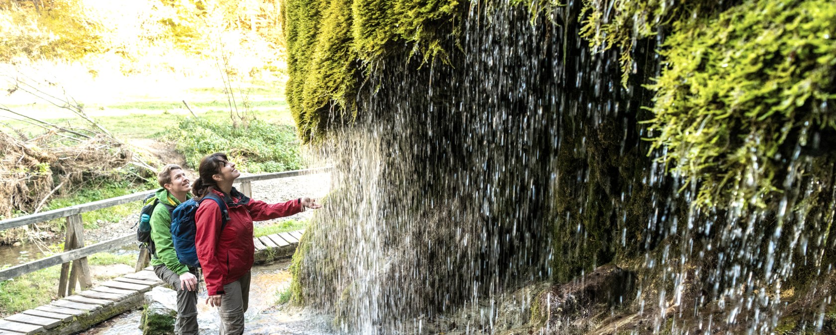 Rafraîchissement à la cascade de Dreimühlen sur le sentier de l'Eifel, © Eifel Tourismus GmbH, D. Ketz