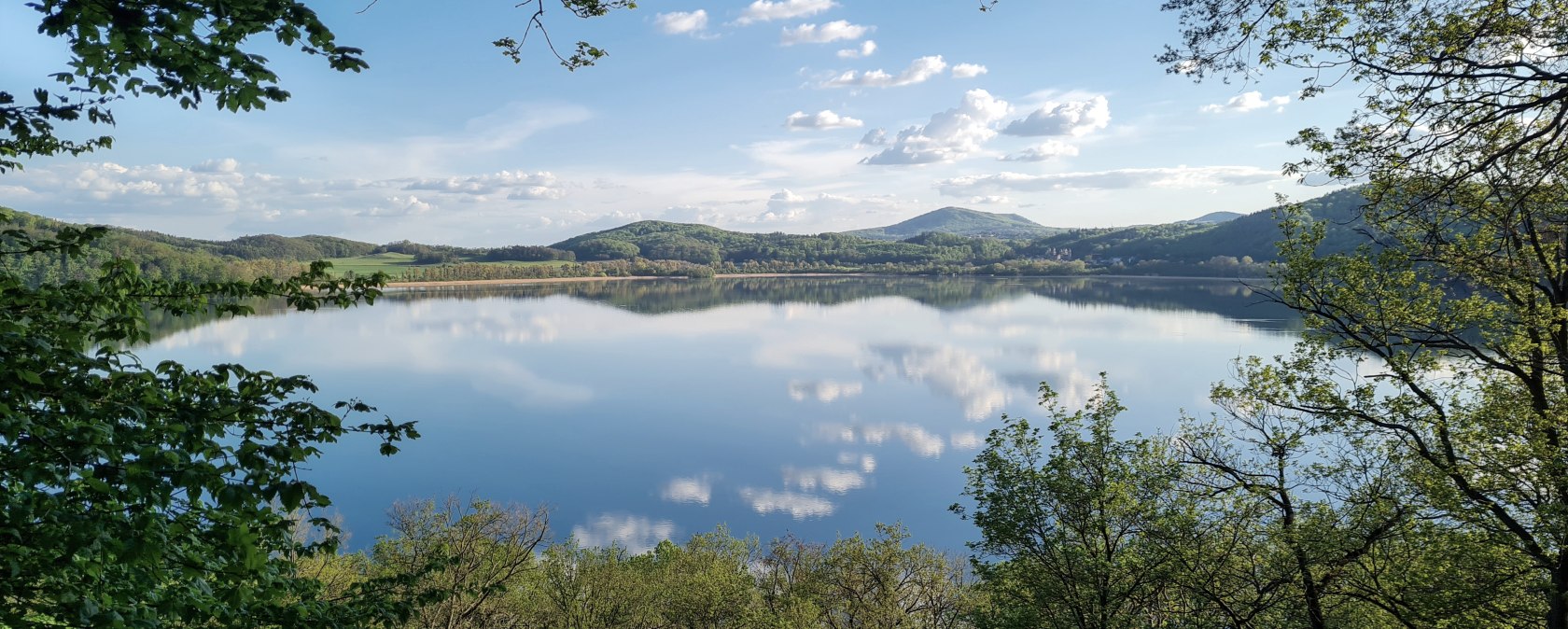 Laacher See im Sommer bei blauem Himmel, &copy; Vulkanregion Laacher See, Jan-Gerrit Baumann & Frederik Leersch