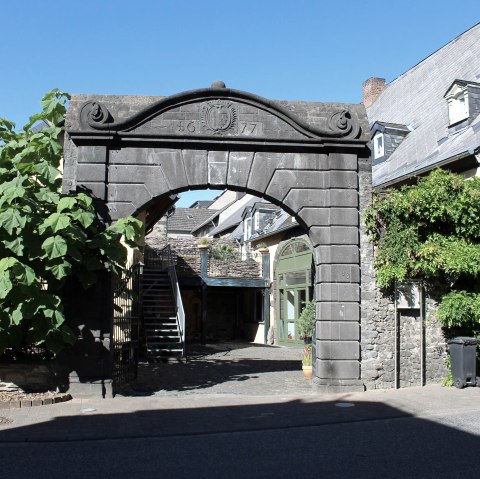 La porte du château de Nickenich en été, © VG Pellenz/Manea