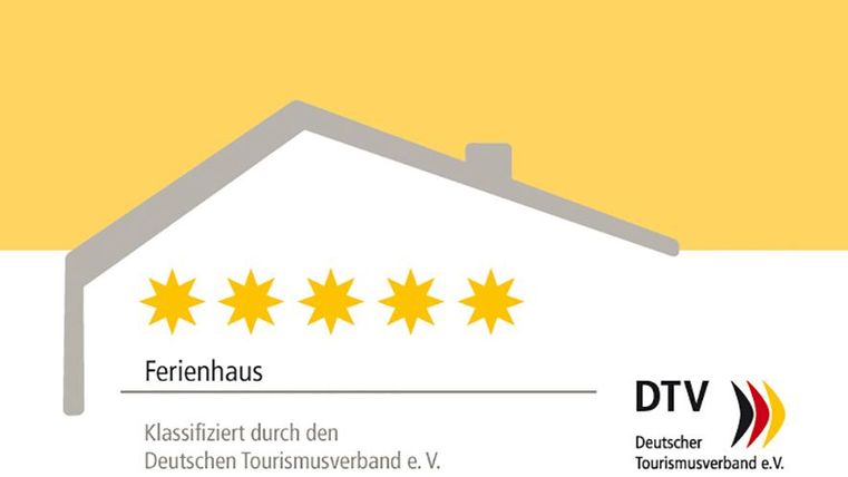 Ein farbenfrohes Symbol für ein Ferienhaus mit fünf Sternen. Klassifiziert durch den Deutschen Tourismusverband e. V.
