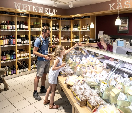Winkelen in de winkel van Maria Laach, © Eifel Tourismus GmbH, Dominik Ketz